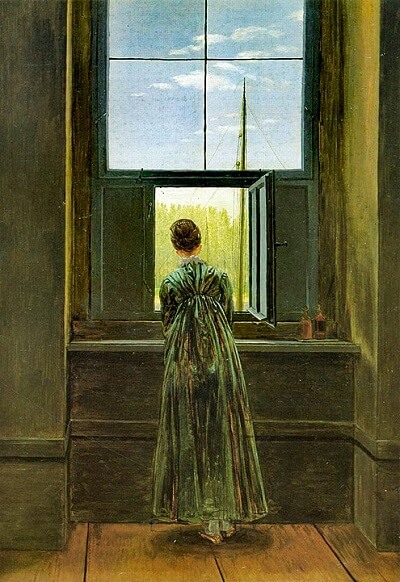 Mujer asomada a la ventana